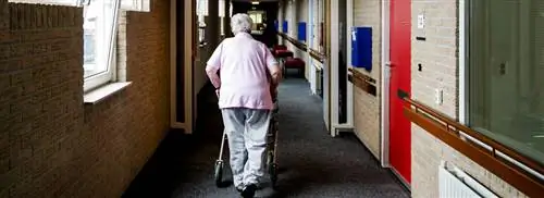 Совет спросил: “моя мать не хочет переезжать в дом престарелых”