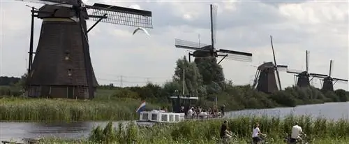 Жители Киндердейка принимают меры против неприятностей, причиняемых туристами