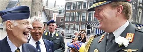 Белая гвоздика в знак признательности нашим ветеранам