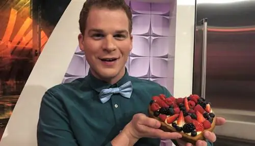 Кас Уолтерс с сердечком ко Дню святого Валентина