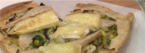 Тарелочный пирог с луком-пореем и бри