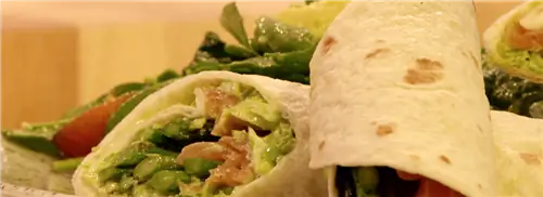 Врапы с копченым лососем и спаржей