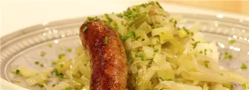 Тушеный фенхель с картофельным пюре и колбасой