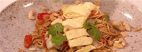 Лапша с пекинской капустой и полосками омлета