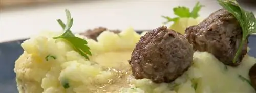 Чесночно-сельдерейное пюре с фрикадельками
