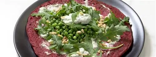 Свекольный блинчик с соусом песто из козьего сыра и горошком