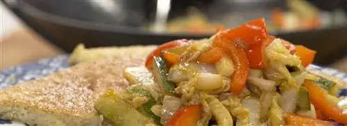 Рисовый омлет с кисло-сладкими овощами
