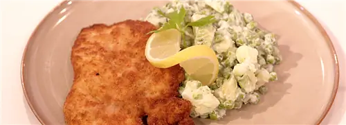 Куриный шницель с салатом из горошка и авокадо