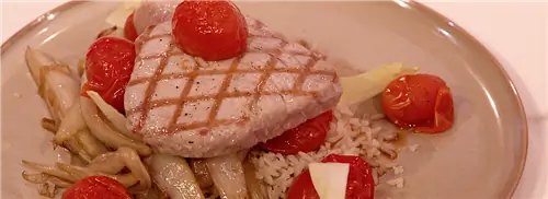 Липкий цикорий со стейком из тунца