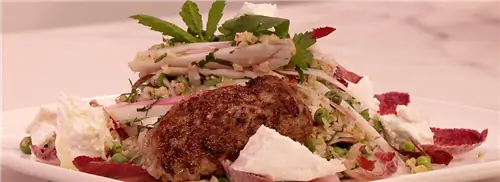 Салат с булгуром и кёфте из баранины