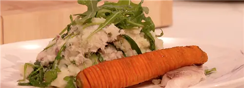 Зимняя морковь Hasselback с штампом скумбрии из рукколы