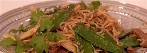 Обжаренные полоски говядины с липкой лапшой