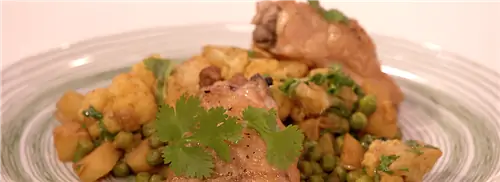 Пикантная цветная капуста с куриными бедрами из духовки
