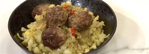 Тушеная зеленая капуста с фрикадельками