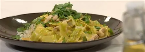 Карри из остроконечной капусты с орехами кешью
