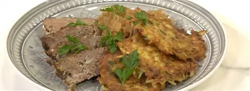 Райбекухен с яблочным сиропом, квашеной капустой и мясным рулетом