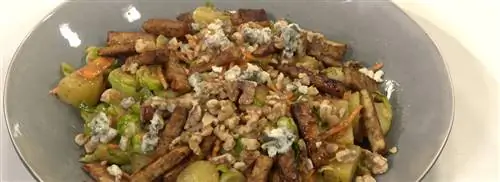 Салат из брюссельской капусты с соусом рокфор