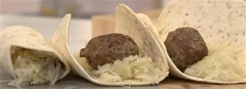 Рулетики из квашеной капусты с шариками из баранины и хумусом