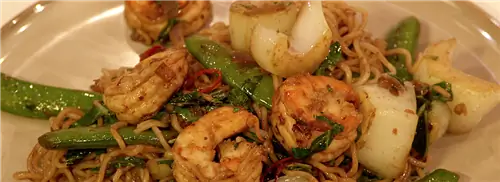 Лапша с жареными креветками и пак-чой