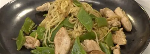 Лапша с курицей терияки и стручковой фасолью