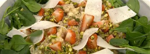 Салат из ревеня с козьим сыром и клубникой