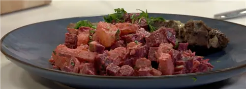 Картофельно-свекольный салат с отбивной из лопатки