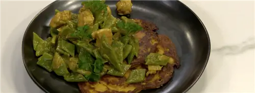 Куриное карри со стручковой фасолью и оладьями из сладкого картофеля
