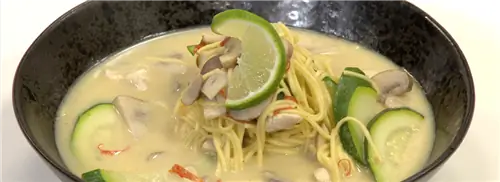 Тайский куриный суп с цукини