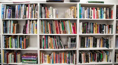 Открытый книжный шкаф грязный? Вот как вы делаете это привлекательным