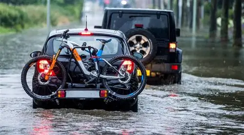 Вождение в сильный дождь и глубокие лужи: что можно и чего нельзя делать