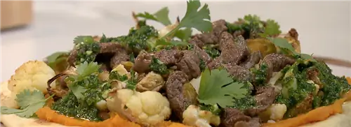 Домашний хлеб на сковороде с острым соусом и полосками говядины
