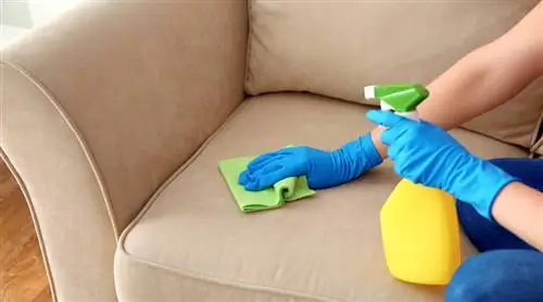 Чистить диван? Используйте мягкие моющие средства