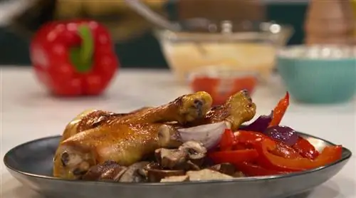 Жареный картофель, овощи и голени