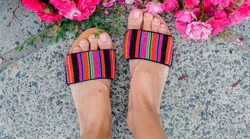 Обувь с черным следом? Вот как вы его чистите