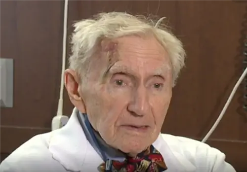 Ему 100 лет, а он до сих пор работает врачом. Он открывает рецепт долгой жизни