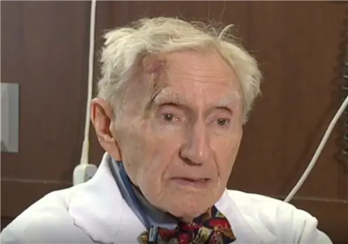 Ему 100 лет, и он до сих пор работает врачом. Он раскрывает «рецепт» долгой жизни