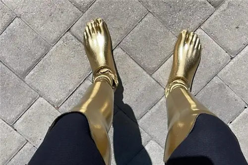 Она потеряла обе ноги из-за тампона. «Я вышел из больницы в инвалидной коляске»