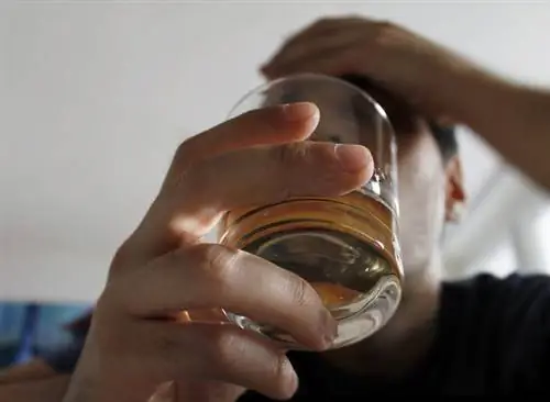 Мужчина пьет виски