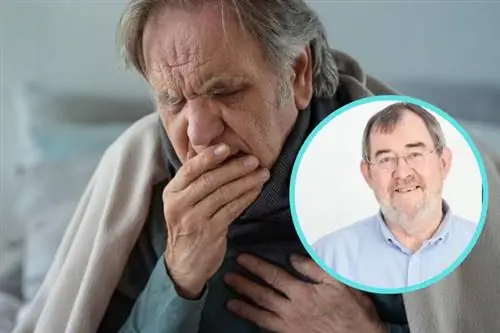 Пожилой мужчина борется с кашлем