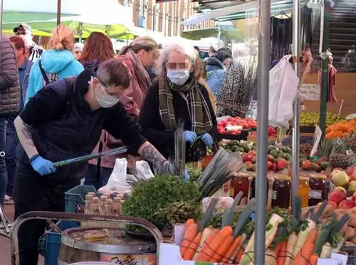 Толпа на базарах. Варшавяне покупают, несмотря на коронавирус