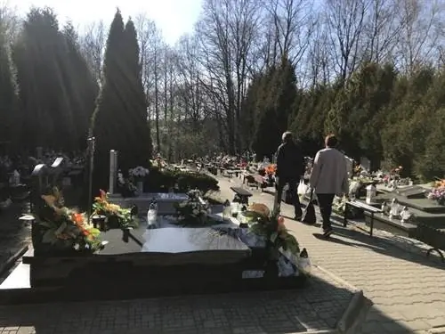 Это кладбище в Силезии открытое. Люди посещают могилы близких