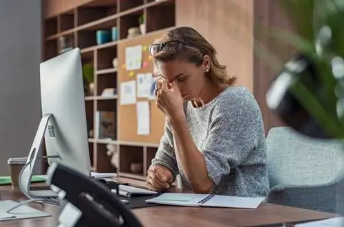 Усталая женщина на работе Усталая женщина на работе