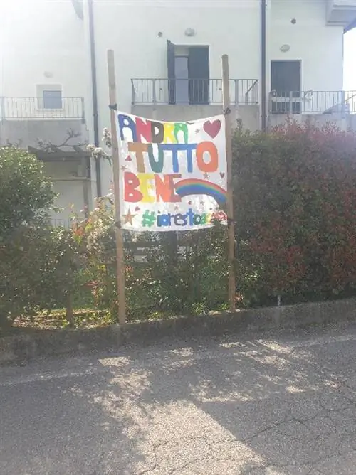 Все будет хорошо - плакат на итальянской улице