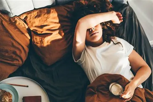 Слабость, лихорадка, мышечные боли перед месячными. Это один из симптомов менструального гриппа