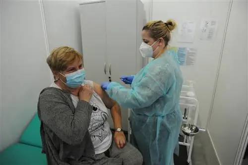 Когда четвертая доза для всех? Министр здравоохранения назвал примерную дату