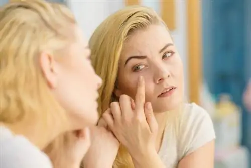 На лице видны некоторые признаки рака легких. Просто посмотри в зеркало