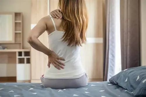 женщина на кровати