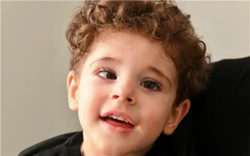 Двухлетнего ребенка неожиданно парализовало. Мать считает, что виной всему коронавирус