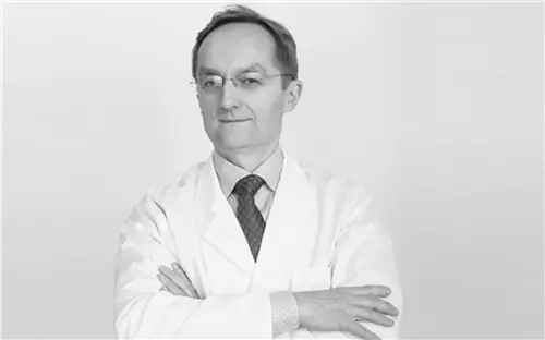 Семь человек будут обвинены в самоубийстве уважаемого врача. «Ненависть убила его»