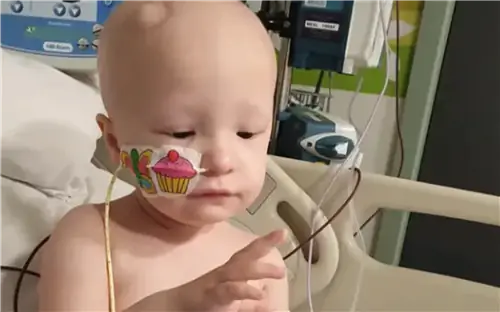 Думали, что это гастрит. У годовалой девочки в голове была опухоль размером с мяч для гольфа